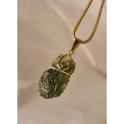 Zlatý přívěs s neopracovaným vltavínem 25 0081