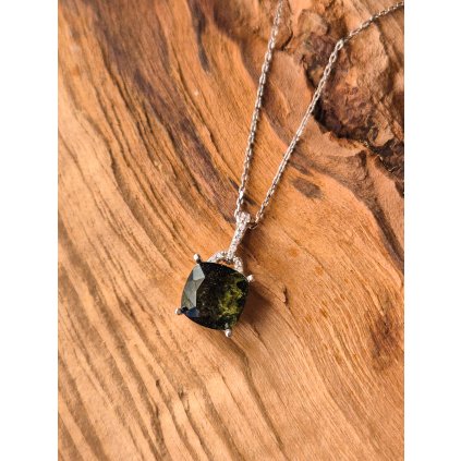 Stříbrný náhrdelník s vltavínem a zirkony P34 0020