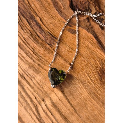 Stříbrný náhrdelník s vltavínem ve tvaru srdce 2000371870002