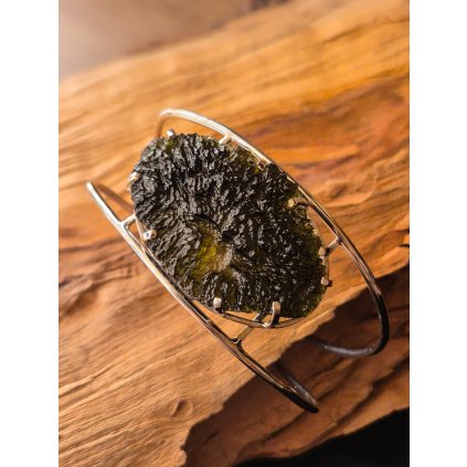 Jedinečný stříbrný náramek s vltavínem P38 0015