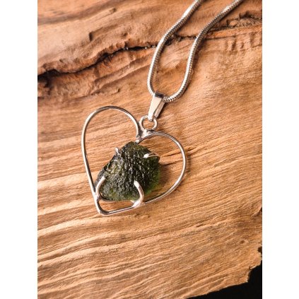 Oboustranný stříbrný přívěsek s vltavínem ve tvaru srdce P37 0012