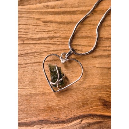 Stříbrný přívěsek s vltavínem ve tvaru srdce P37 0011