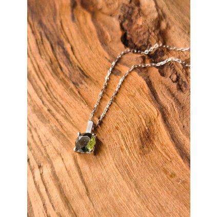 Stříbrný náhrdelník s vltavínem  P34 0015