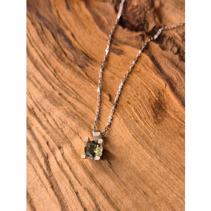 Stříbrný náhrdelník s vltavínem P34 0033