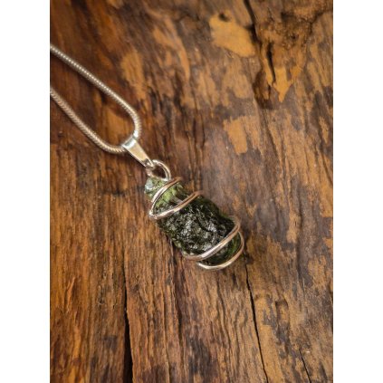 Stříbrný přívěsek s neopracovaným vltavínem N2000356910006