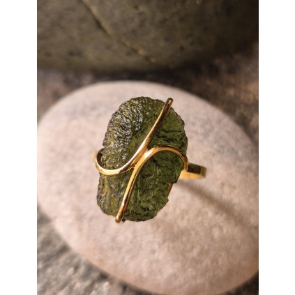 Zlatý prsten s vltavínem P27 0003