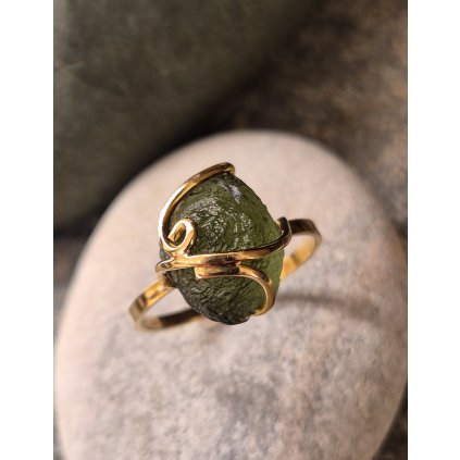 Zlatý prsten s vltavínem P27 0002