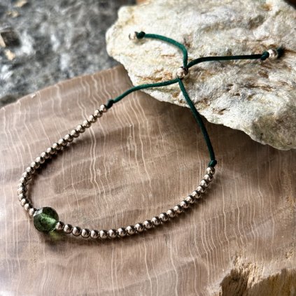 Stříbrný náramek s vltavínem na šňůrce 19 0033