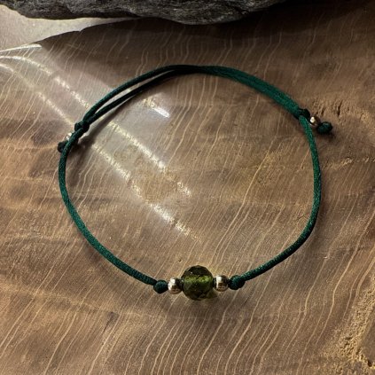 Stříbrný náramek s vltavínem na šňůrce 19 0036