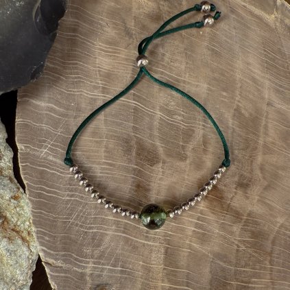 Stříbrný náramek s vltavínem na šňůrce 19 0038