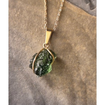 Zlatý přívěsek s vltavínem P2000364510007