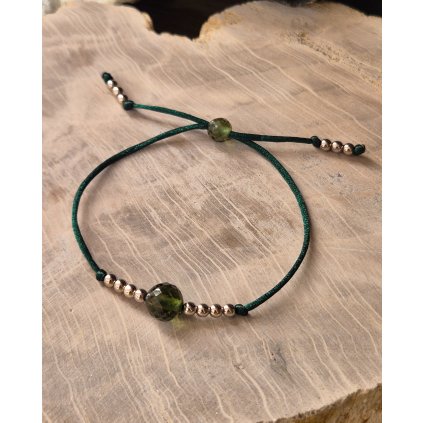 Stříbrný náramek s vltavínem na šňůrce 19 0037