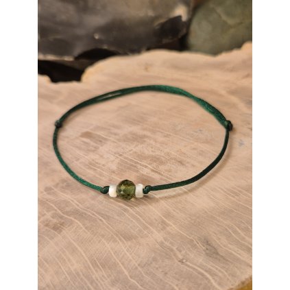 Stříbrný náramek s vltavínem a perletí na šňůrce 19 0034 B