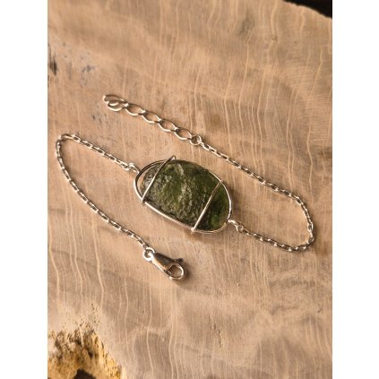 Stříbrný náramek s vltavínem P38 0008