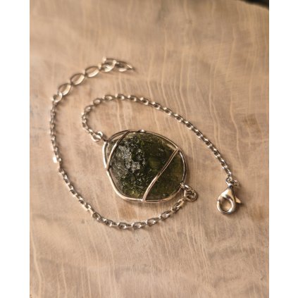 Stříbrný náramek s vltavínem P38 0007