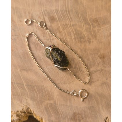 Stříbrný náramek s vltavínem a granátem P38 0014