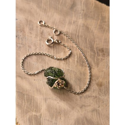 Stříbrný náramek s vltavínem P38 0012