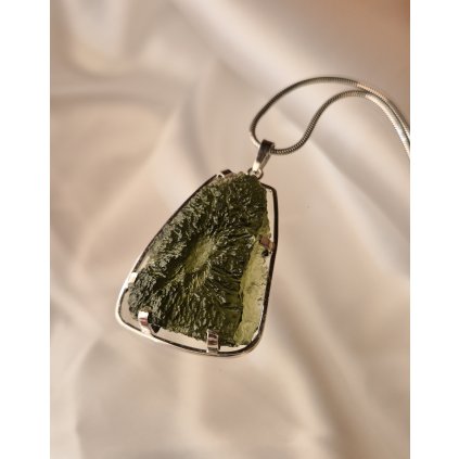 Stříbrný přívěsek s neopracovaným vltavínem P 37 0003