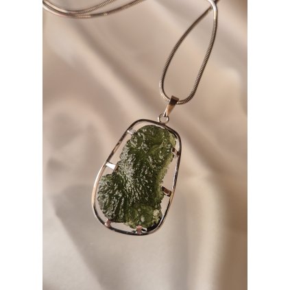 Stříbrný přívěsek s neopracovaným vltavínem P37 0004