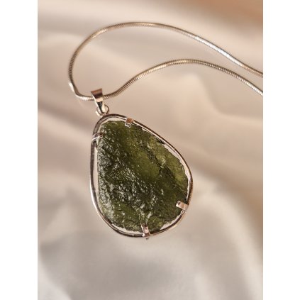 Oboustranný stříbrný přívěsek s neopracovaným vltavínem P37 0005