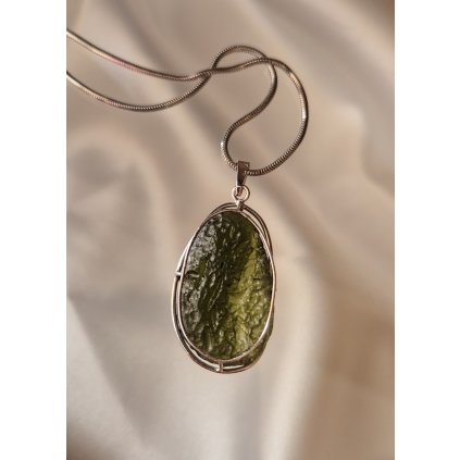 Oboustranný stříbrný přívěsek s neopracovaným vltavínem P37 0002