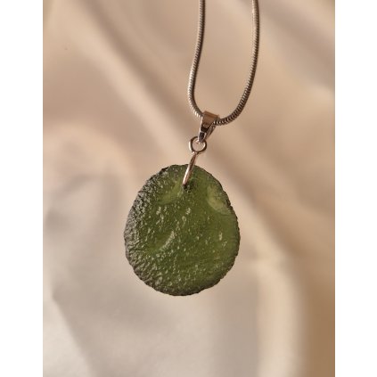 Oboustranný stříbrný přívěsek s neopracovaným vltavínem P37 0008