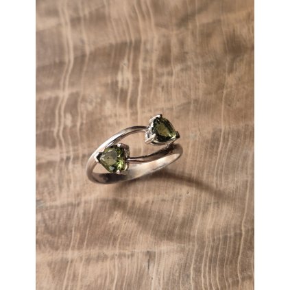 Stříbrný prsten s broušenými vltavíny P30 0071