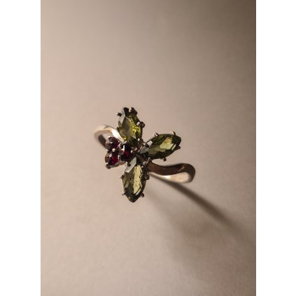 Stříbrný prsten s vltavíny a granáty P2000289320002