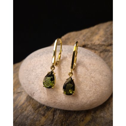 Zlaté visací náušnice s vltavínem ve tvaru kapek P20 0158