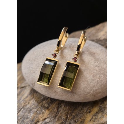 Zlaté visací náušnice s vltavíny a granáty P20 0157