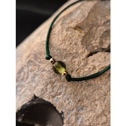 Stříbrný náramek s vltavínem na šňůrce