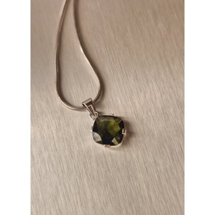 Stříbrný přívěsek s broušeným vltavínem P31 0025