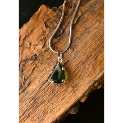 Stříbrný přívěsek s broušeným vltavínem P31 0026