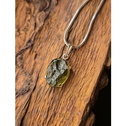 Stříbrný přívěsek s broušeným vltavínem P31 0030