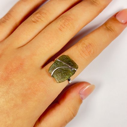 Stříbrný prsten s neopracovaným vltavínem 2000295630003