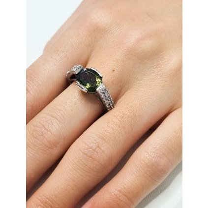 Stříbrný prsten s vltavínem a zirkony P2000046380003