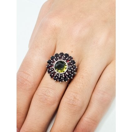 Stříbrný prsten s vltavínem a granáty P45 0032