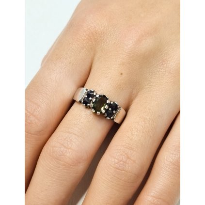 Stříbrný prsten s vltavínem a granáty P2000268530002