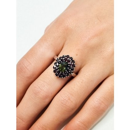 Stříbrný prsten s vltavínem a granáty P45 0017