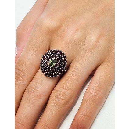 Stříbrný prsten s vltavínem a granáty P45 0005