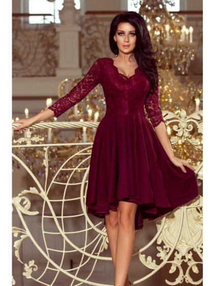 210-1 NICOLLE - šaty s delším hřbetem s krajkovým výstřihem - vínová barva
 NMC-210-1 (Velikost S, Barva _barva viz foto)