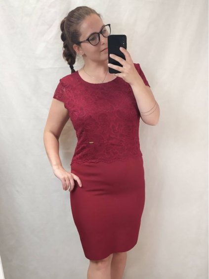 Šaty elegantní společenské bez rukávu dámské nadrozměr (44-54) POLSKÁ MÓDA PMF22004A/DR (Velikost 44, Barva vínová)