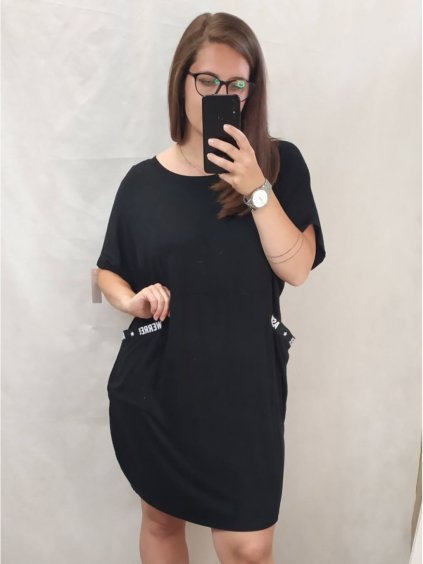 Šaty oversize krátký rukáv dámské nadrozměr (4XL/5XL ONE SIZE) ITALSKÁ MÓDA IM423002/DU (Velikost 4XL/5XL, Barva Černá)