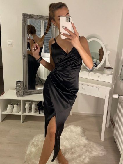 Šaty elegantní saténové  společenské na ramínka dámské (L/XL ONE SIZE) ITALSKÁ MÓDA IMS23KLARA/DU (Velikost L/XL, Barva Černá)