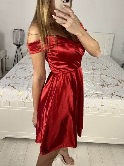 Šaty společenské saténové carmen dámské (S/M ONE SIZE) ITALSKá MóDA IMHMS23087/DU (Velikost S/M/L, Barva červená)