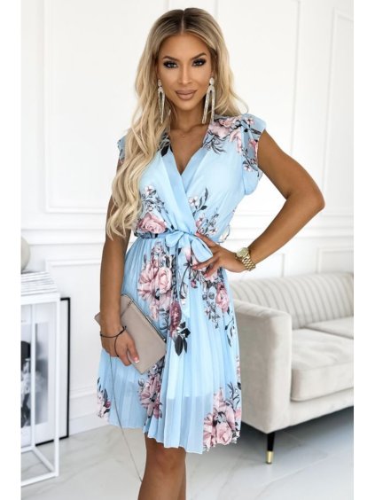 464-1 Plisované šaty s výstřihem a volánky na ramenou - světle modré se světlými růžemi (Velikost UNI, Barva _barva viz foto)
