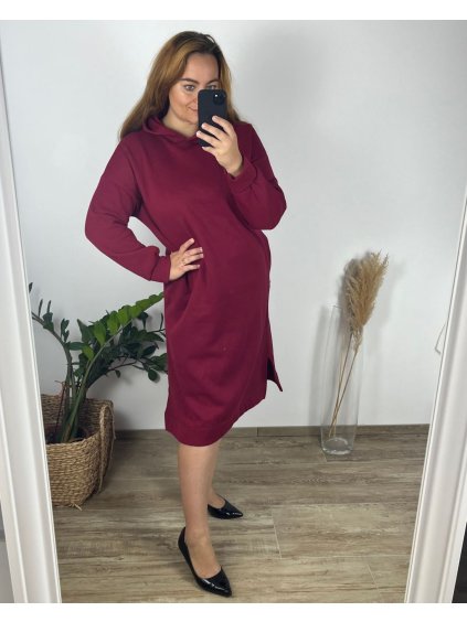 Šaty mikinové teplé s kapucí dlouhý rukáv dámské nadrozměr (54/56 ONE SIZE) ITALSKÁ MÓDA IMD24364/DU (Velikost 54/56, Barva vínová)
