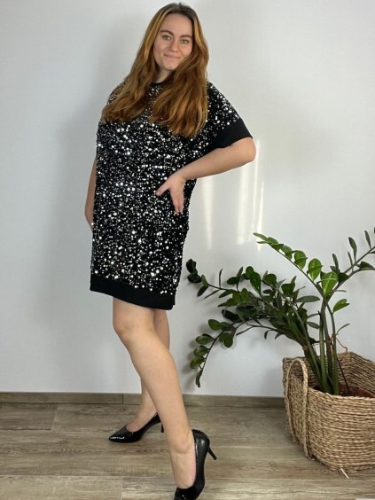 Šaty teplé s flitry oversize krátký rukáv dámský (54/56/58 onesize) italská móda  IMWMY2439313/DUR (Velikost 54/56/58, Barva Černá)