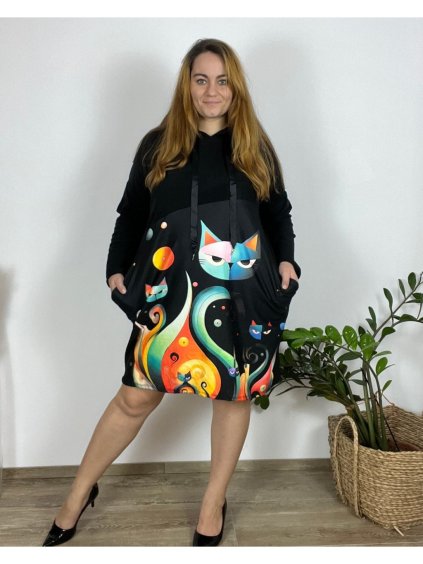 Šaty mikinové s kapucí obrázkové dlouhý rukáv dámské nadrozměr (54/56/58 ONE SIZE) ITALSKÁ MÓDA IM424793-6/DR (Velikost 56/58, Barva Černá)