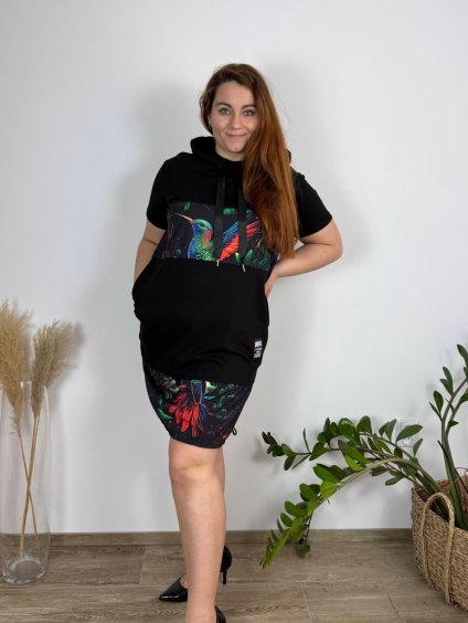 Šaty mikinové s kapucí krátký rukáv dámské nadrozměr (46/48/50 ONE SIZE) ITALSKÁ MÓDA IM425LEONA/DUR (Velikost 48/50, Barva Černá)